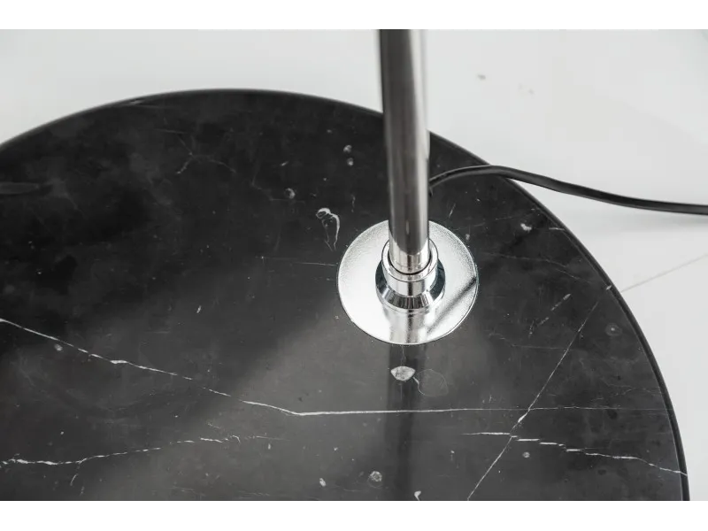 Lampadaire design en métal noir avec abat-jour noir et doré