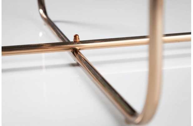 Table basse design en marbre coloris vert avec piétement en métal doré