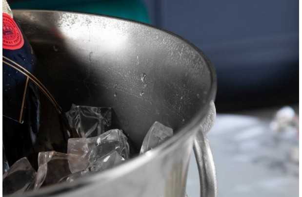 Seau à bouteille moderne de 40cm coloris argenté en aluminium